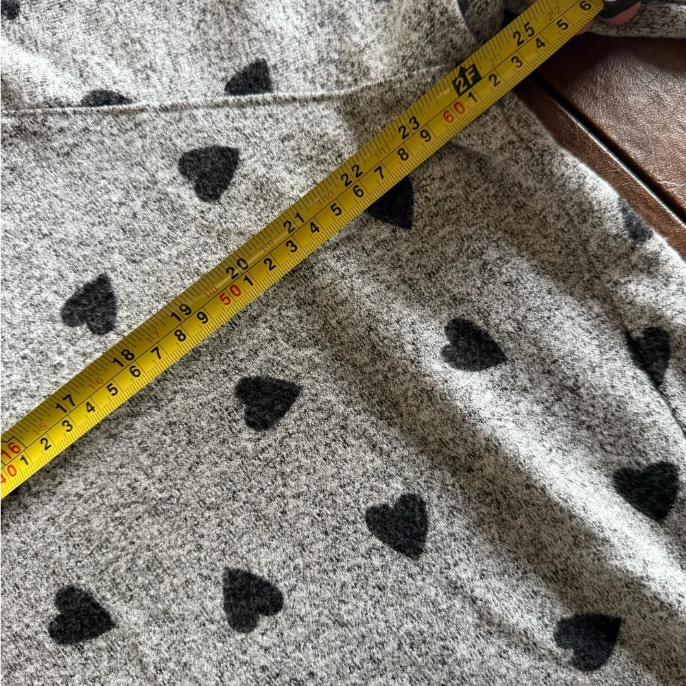 🖤EUC LUCKY brand log sleeve, v- neck, grey and black hearts. Super soft! - Picture 5 of 10